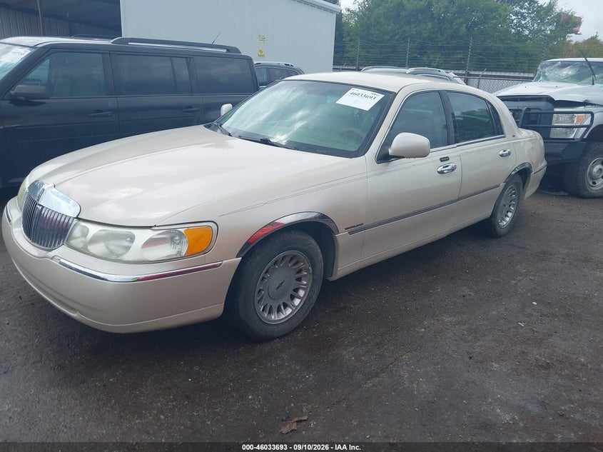 LINCOLN TOWN CAR 2001 VIN 1LNHM83W31Y666161