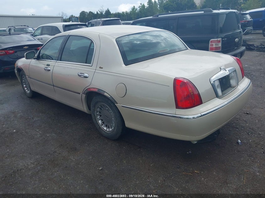 LINCOLN TOWN CAR 2001 VIN 1LNHM83W31Y666161