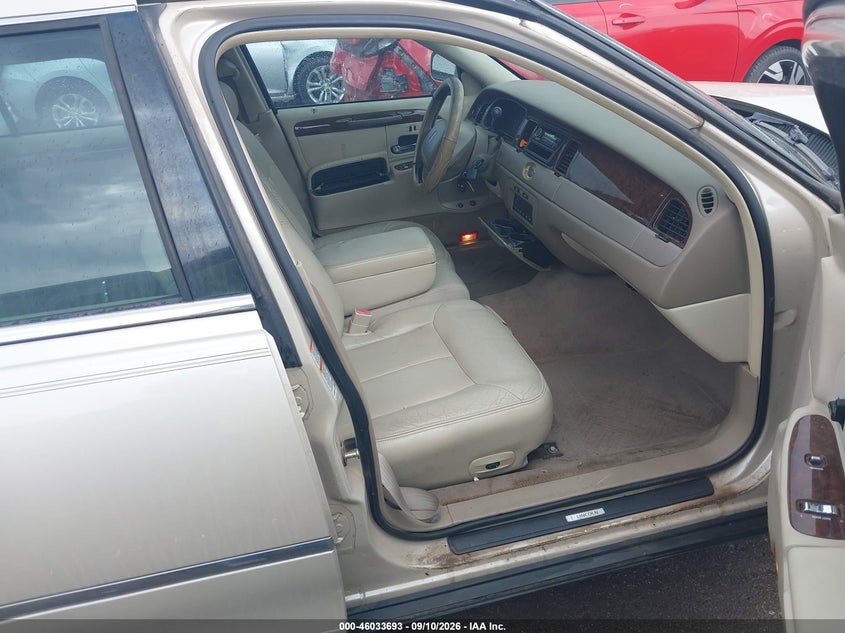 LINCOLN TOWN CAR 2001 VIN 1LNHM83W31Y666161