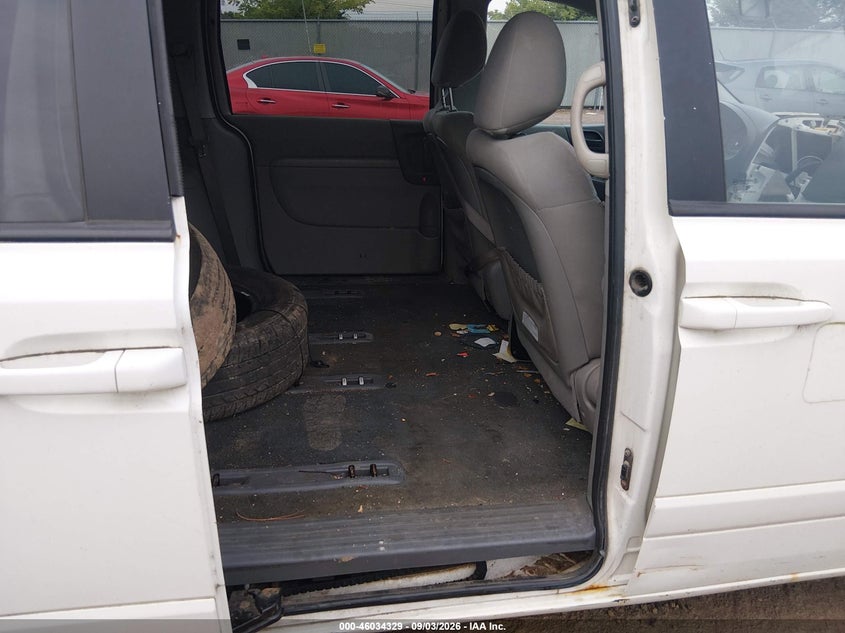 2012 KIA SEDONA auction photo 8