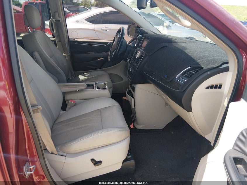 2013 CHRYSLER TOWN & COUNTRY auction photo 5