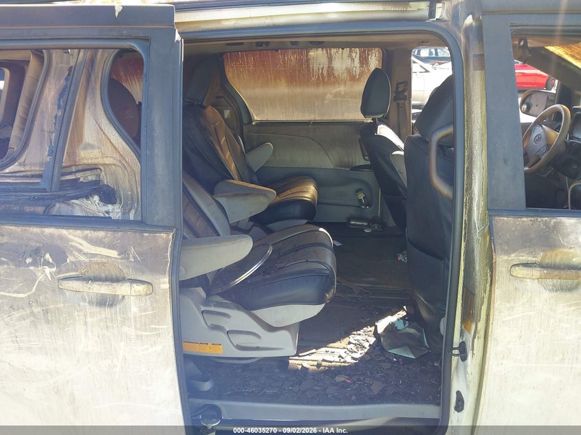 2012 TOYOTA SIENNA auction photo 8