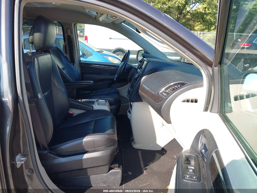 2015 CHRYSLER TOWN & COUNTRY auction photo 5