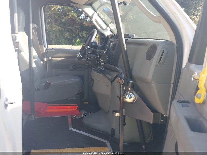 2011 FORD E-350 SUPER DUTY auction photo 5