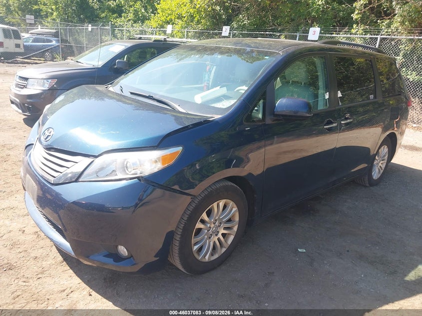 2012 TOYOTA SIENNA auction photo 2