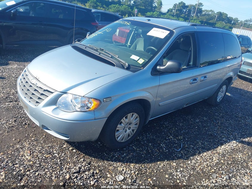 2006 CHRYSLER TOWN & COUNTRY auction photo 2