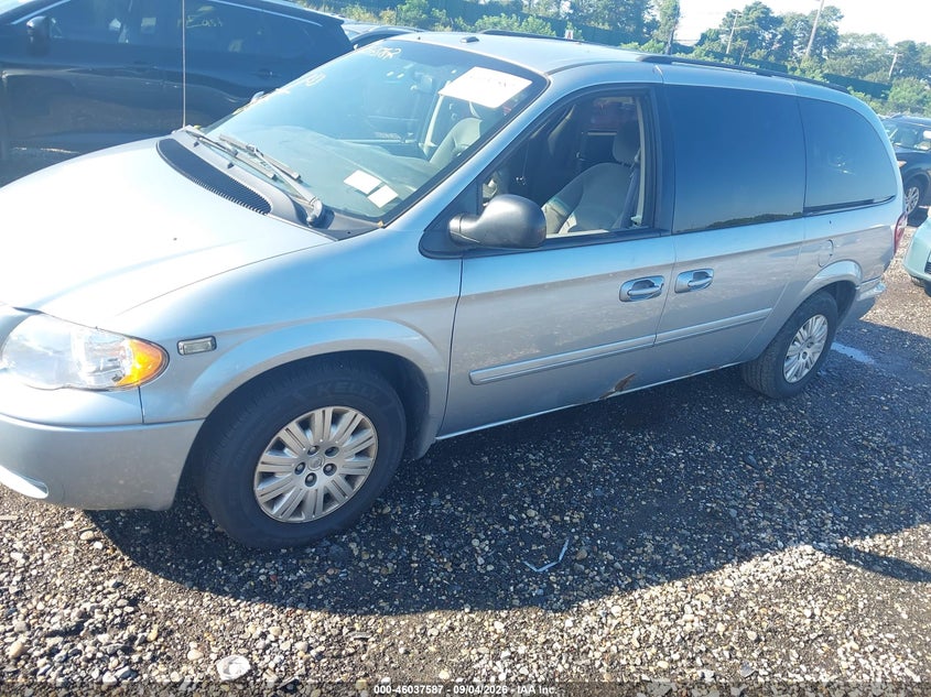 2006 CHRYSLER TOWN & COUNTRY auction photo 6