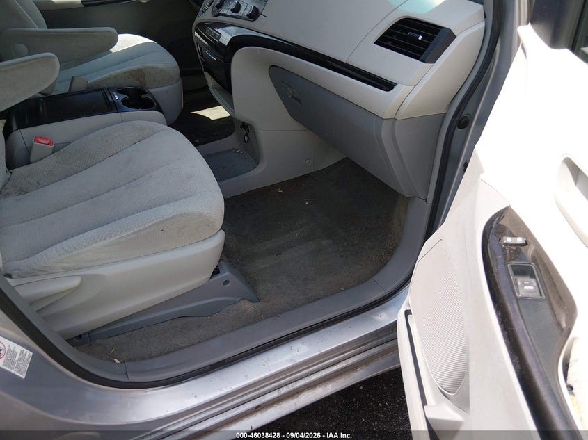 2012 TOYOTA SIENNA auction photo 5