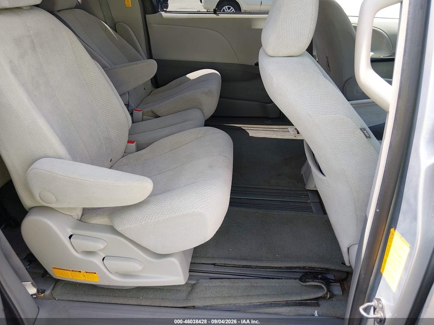 2012 TOYOTA SIENNA auction photo 8