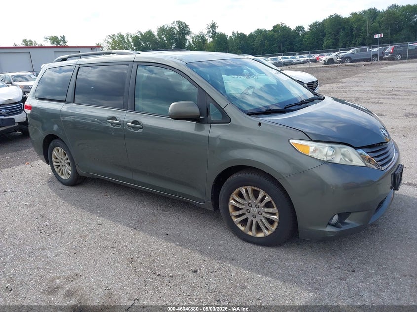 2011 TOYOTA SIENNA auction photo 1