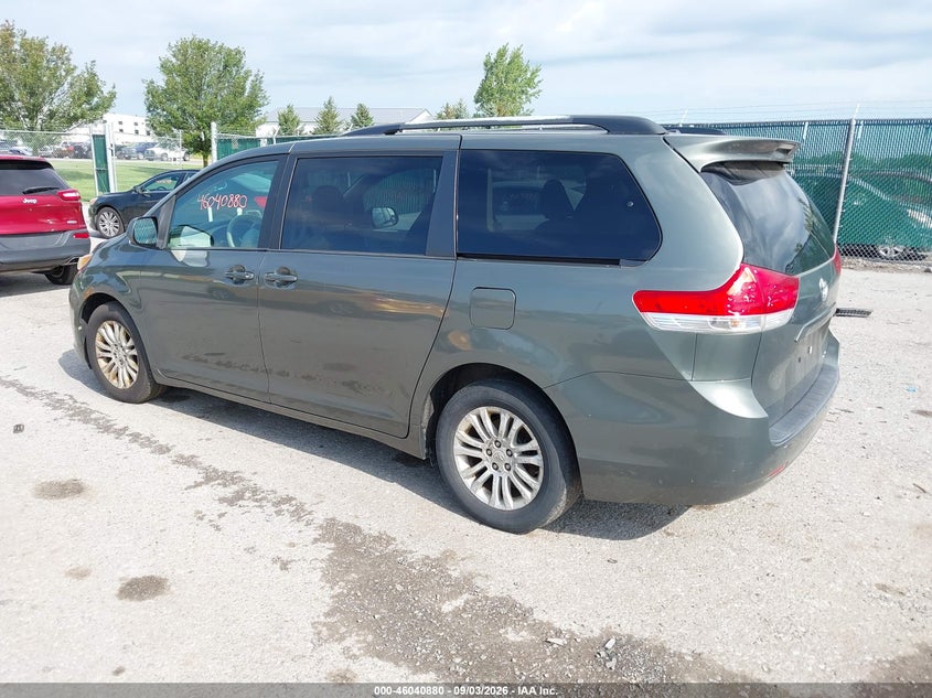 2011 TOYOTA SIENNA auction photo 3