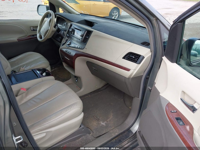 2011 TOYOTA SIENNA auction photo 5