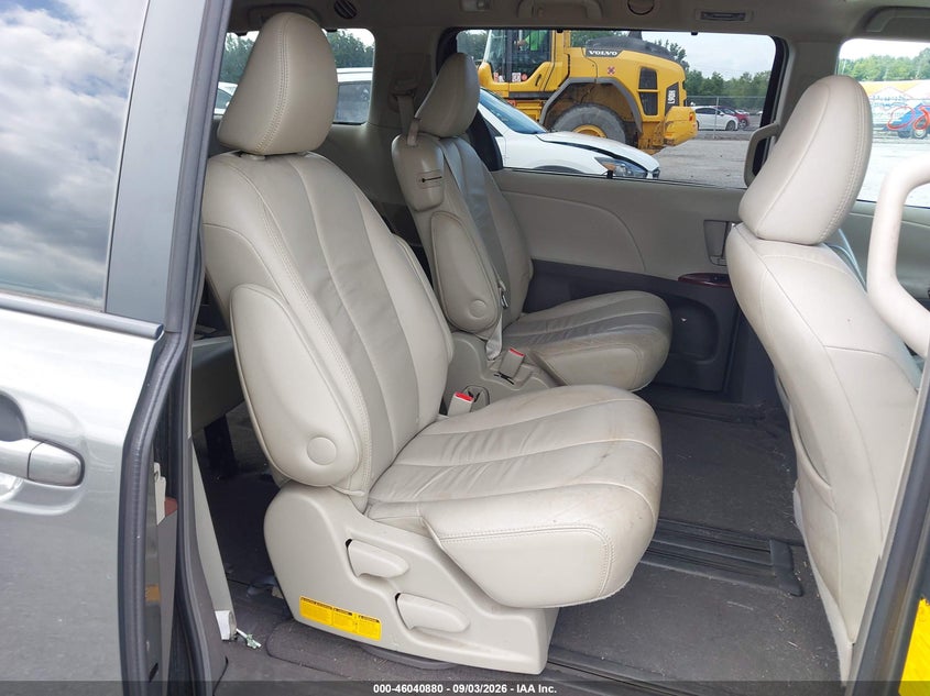 2011 TOYOTA SIENNA auction photo 8