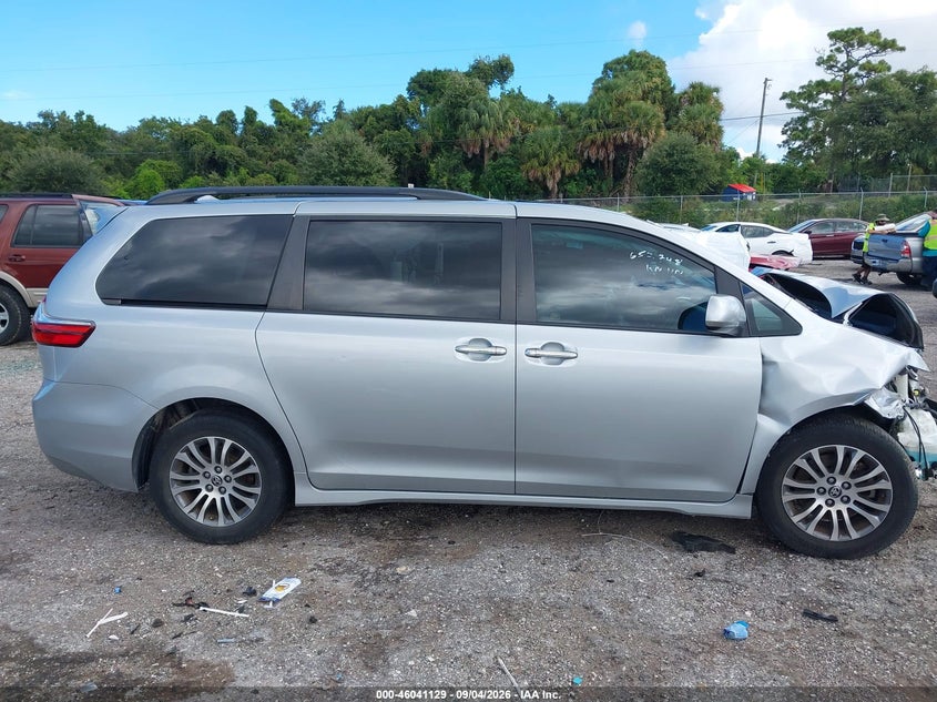 TOYOTA SIENNA - zdjęcie 12