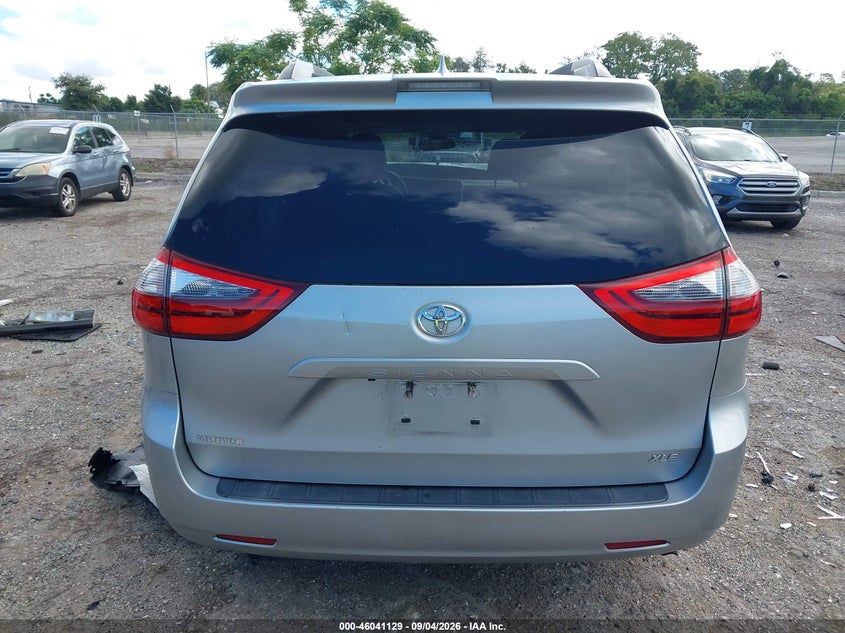 TOYOTA SIENNA - zdjęcie 15