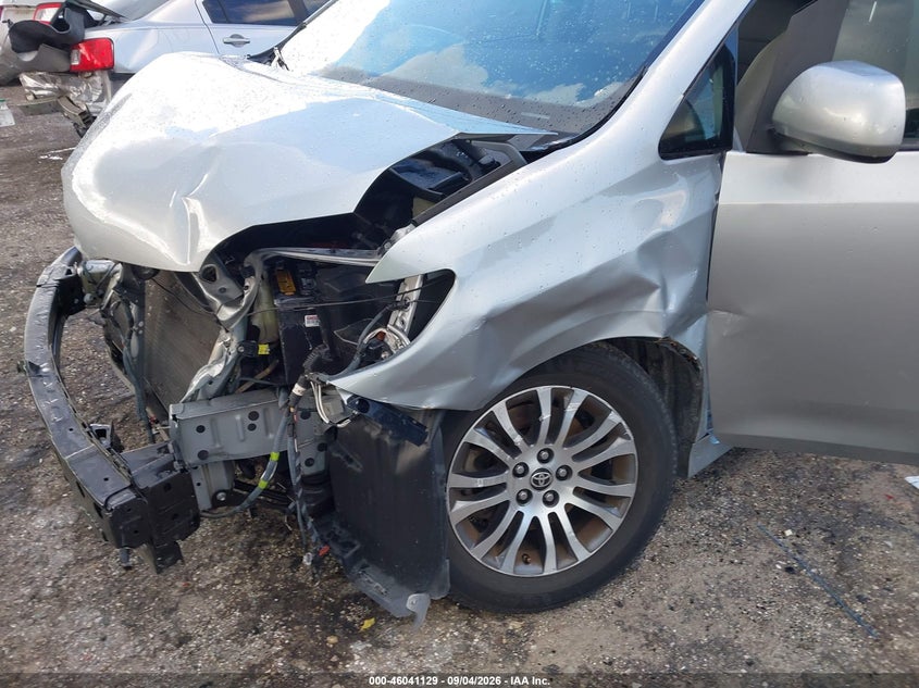 TOYOTA SIENNA - zdjęcie 6