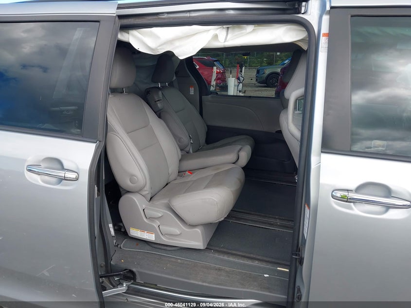 TOYOTA SIENNA - zdjęcie 8