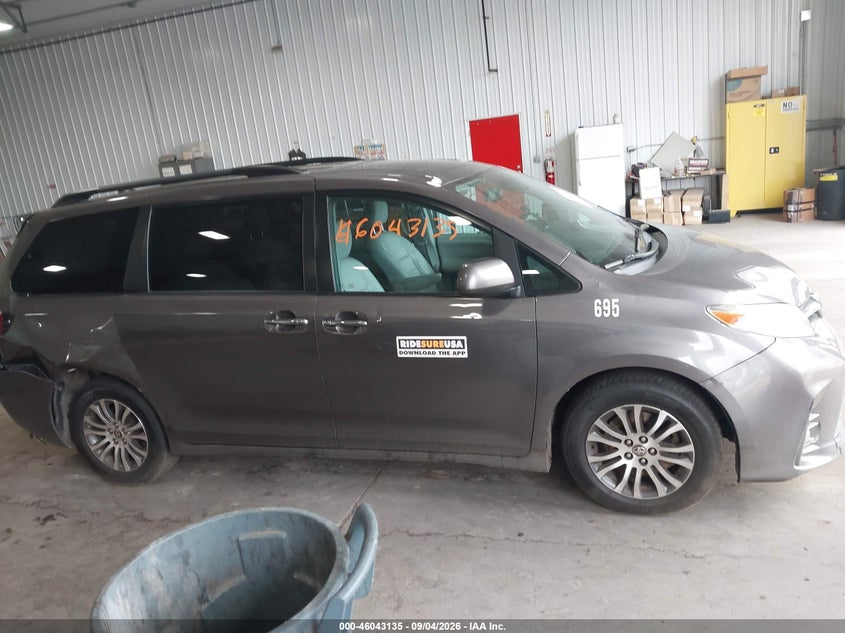 TOYOTA SIENNA - zdjęcie 13