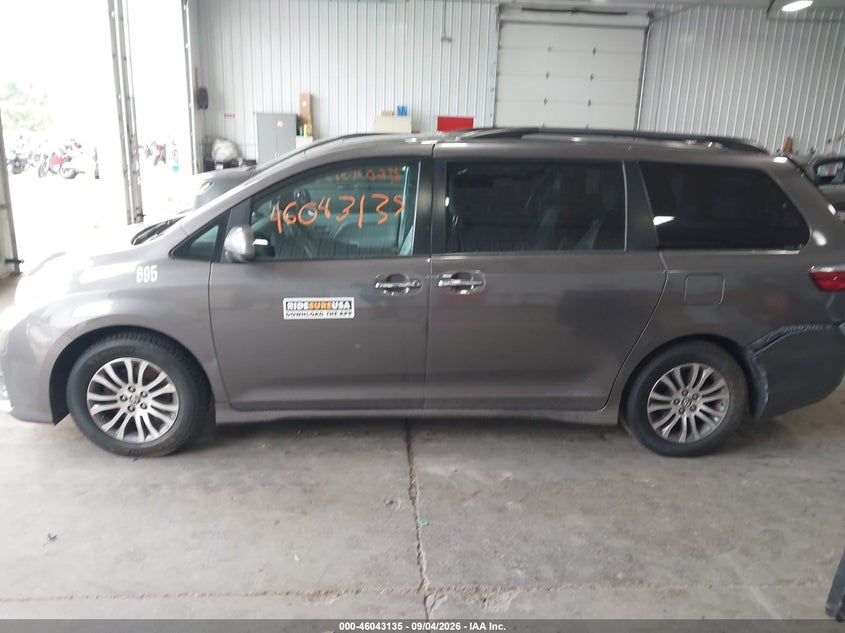 TOYOTA SIENNA - zdjęcie 14