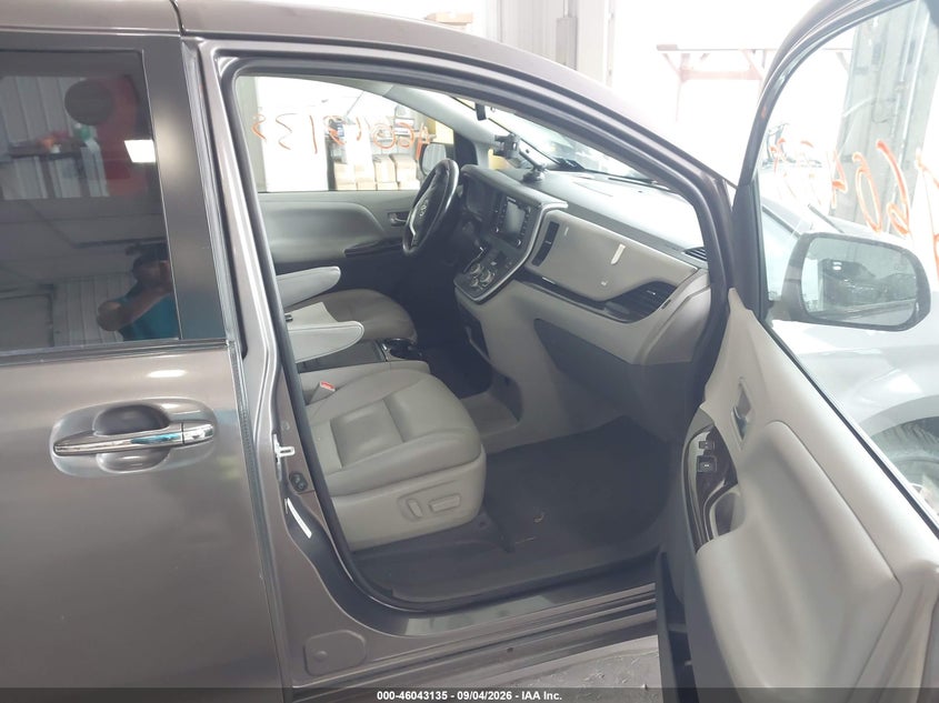 TOYOTA SIENNA - zdjęcie 5