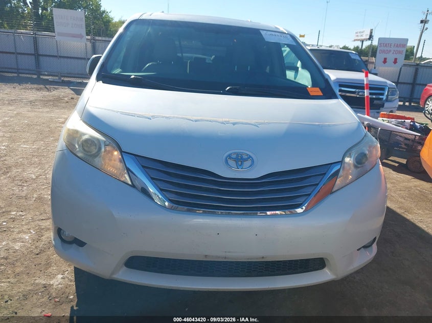TOYOTA SIENNA - zdjęcie 13