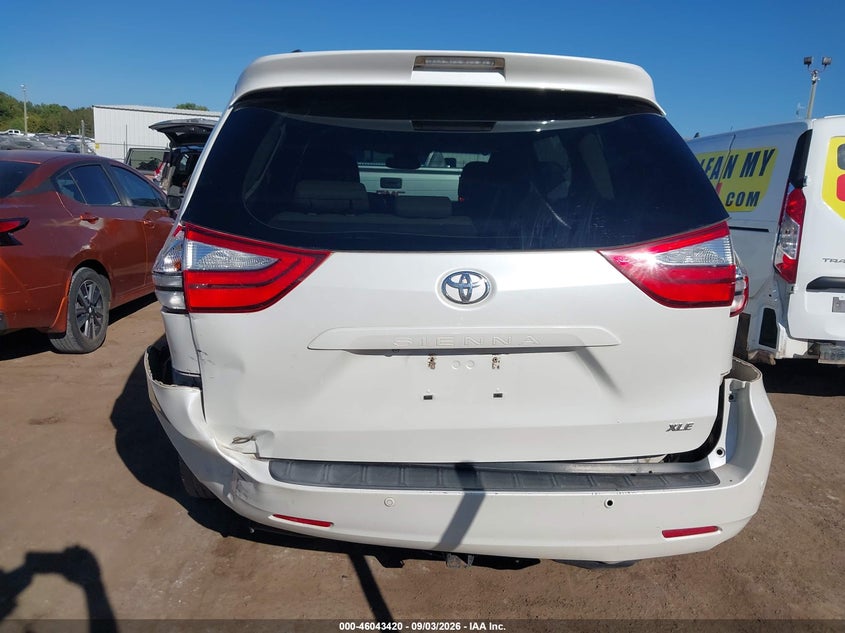TOYOTA SIENNA - zdjęcie 17