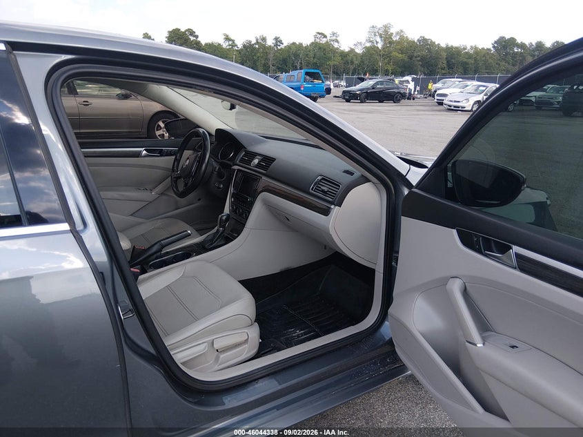 2017 VOLKSWAGEN PASSAT auction photo 5