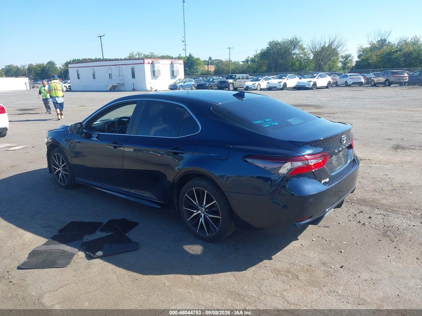 Vin: 4t1g11ak6mu542800, lot: 46544208, toyota camry se 20213