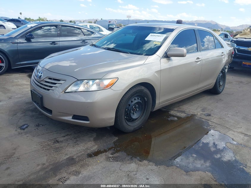 Toyota Camry - фото 2
