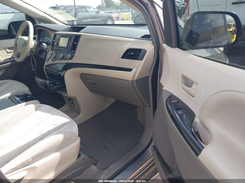 2012 TOYOTA SIENNA auction photo 5