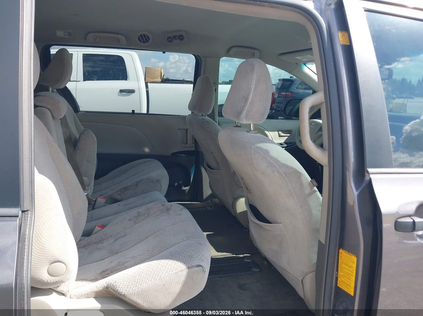 2012 TOYOTA SIENNA auction photo 8