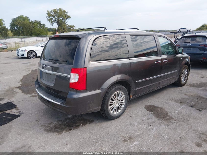 2014 CHRYSLER TOWN & COUNTRY auction photo 4