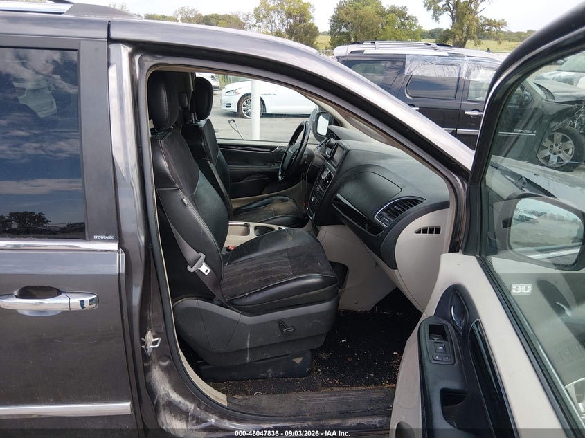2014 CHRYSLER TOWN & COUNTRY auction photo 5