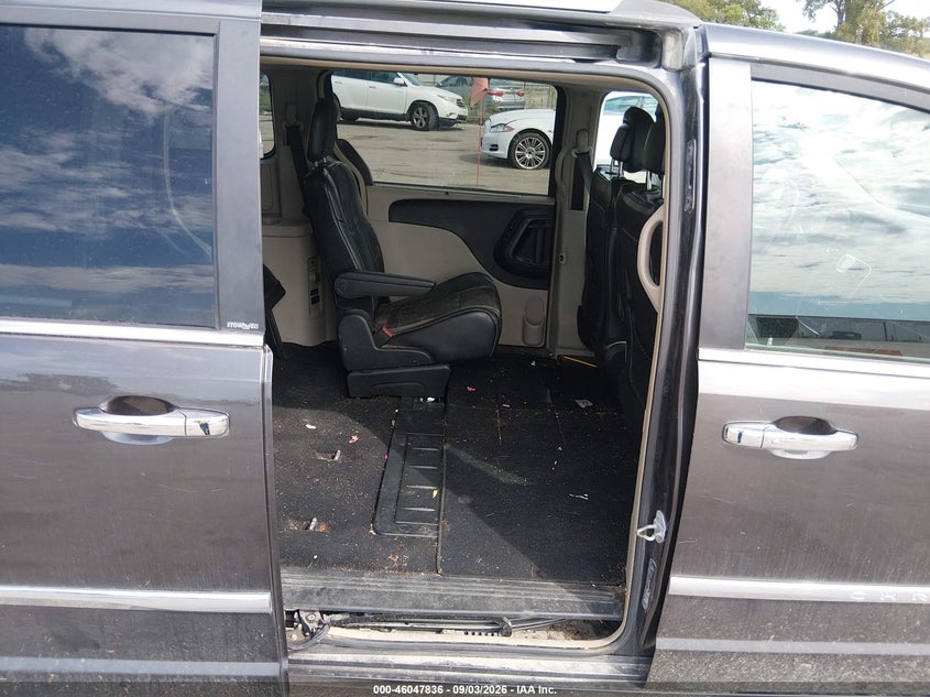 2014 CHRYSLER TOWN & COUNTRY auction photo 8