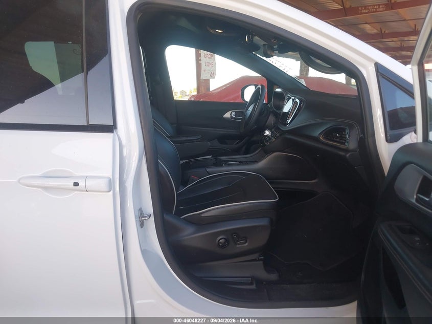 2025 CHRYSLER PACIFICA auction photo 5
