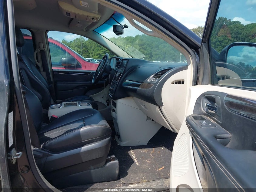 2012 CHRYSLER TOWN & COUNTRY auction photo 5