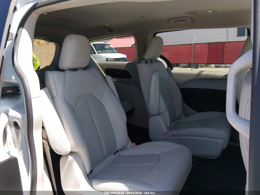 2018 CHRYSLER PACIFICA HYBRID auction photo 8