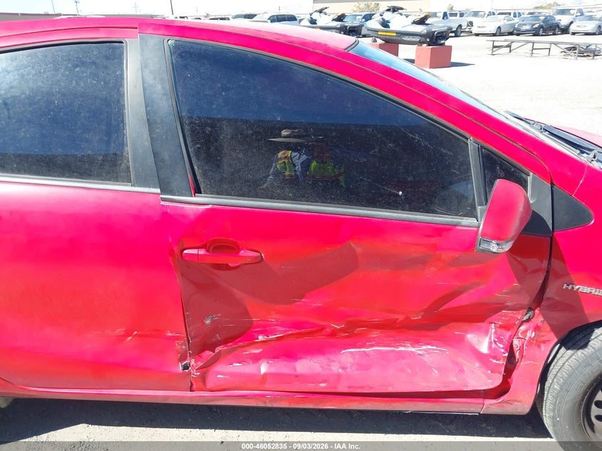 2016 TOYOTA PRIUS C auction photo 6
