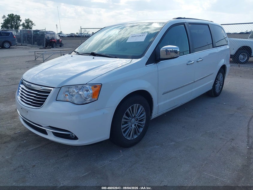 2014 CHRYSLER TOWN & COUNTRY auction photo 2