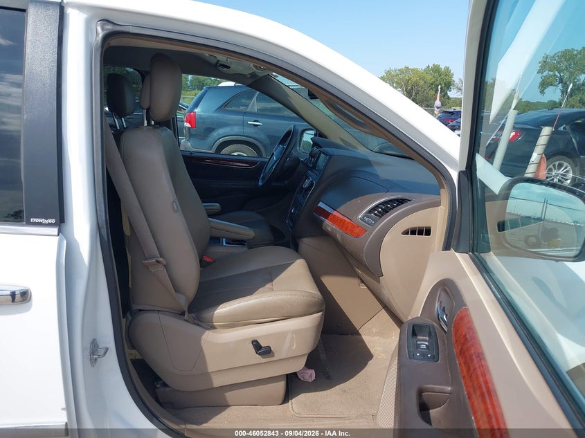 2014 CHRYSLER TOWN & COUNTRY auction photo 5