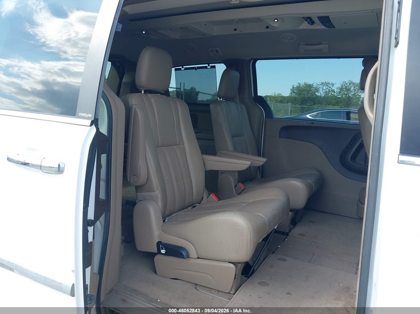 2014 CHRYSLER TOWN & COUNTRY auction photo 8