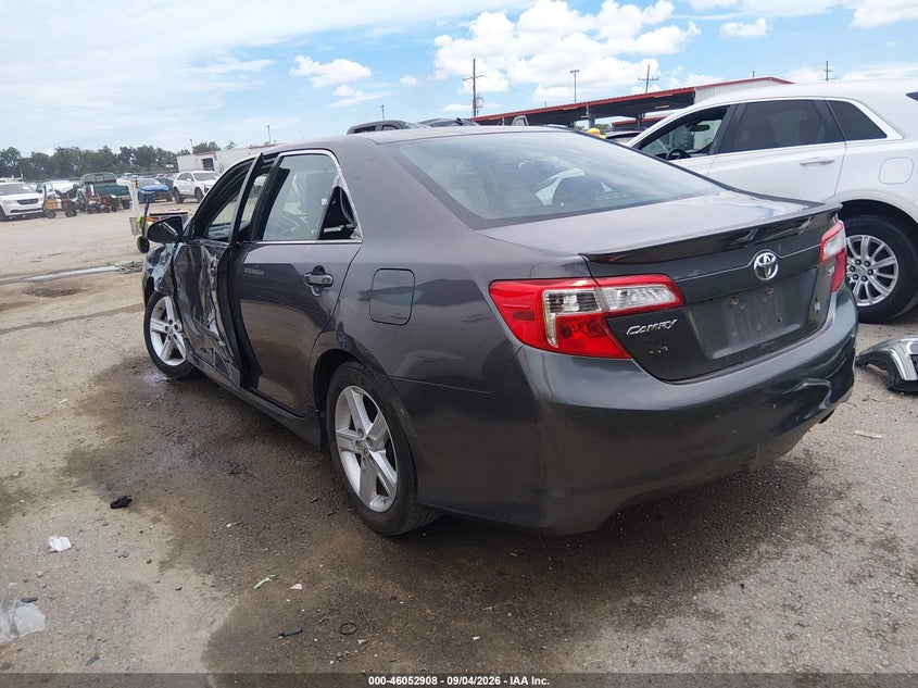 Vin: 4t1bf1fk2eu405925, lot: 46552429, toyota camry se 20143