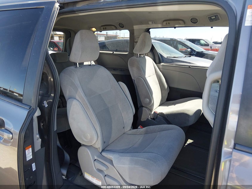 TOYOTA SIENNA - zdjęcie 8