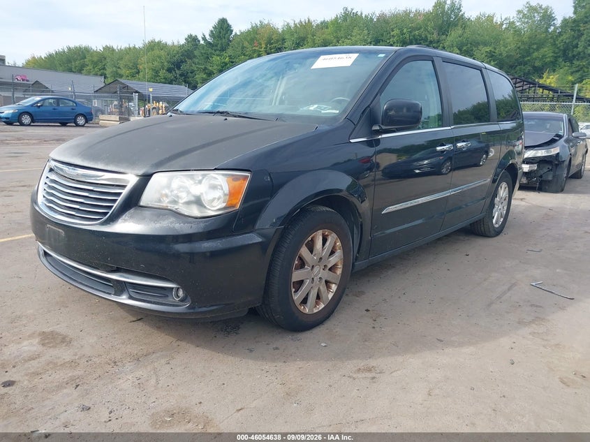 2015 CHRYSLER TOWN & COUNTRY auction photo 2
