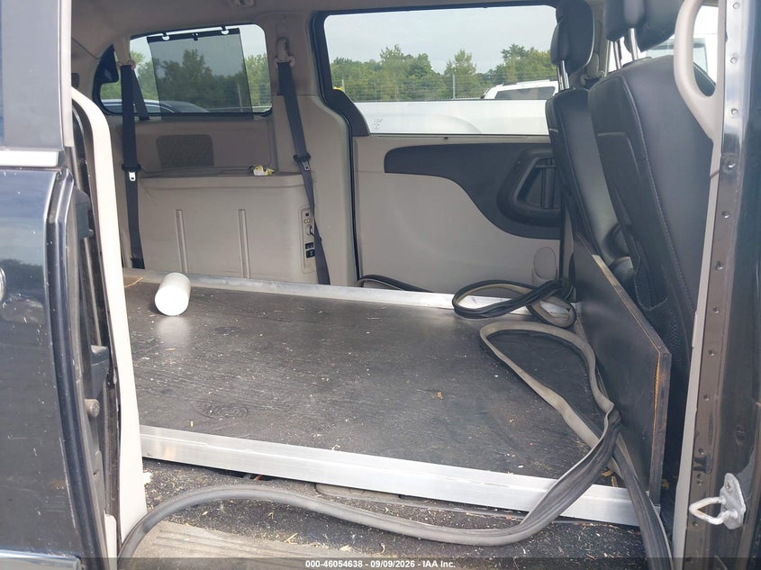 2015 CHRYSLER TOWN & COUNTRY auction photo 8