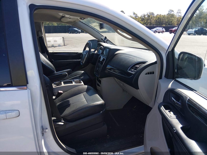 2016 CHRYSLER TOWN & COUNTRY auction photo 5