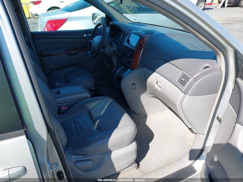 2004 TOYOTA SIENNA auction photo 5
