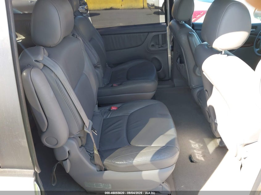 2004 TOYOTA SIENNA auction photo 8