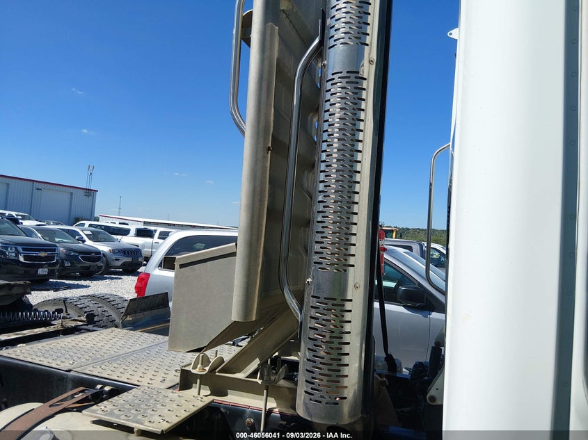 2013 FREIGHTLINER CASCADIA 113 auction photo 4