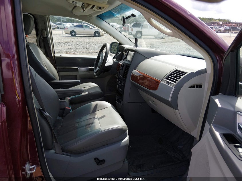 Photo 5 - CHRYSLER TOWN & COUNTRY